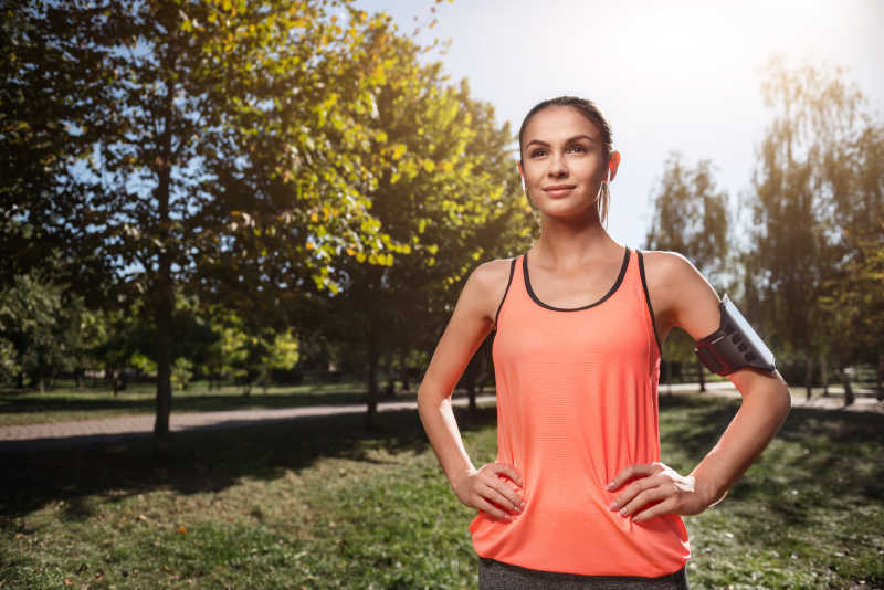 微笑的女孩准备户外晨练