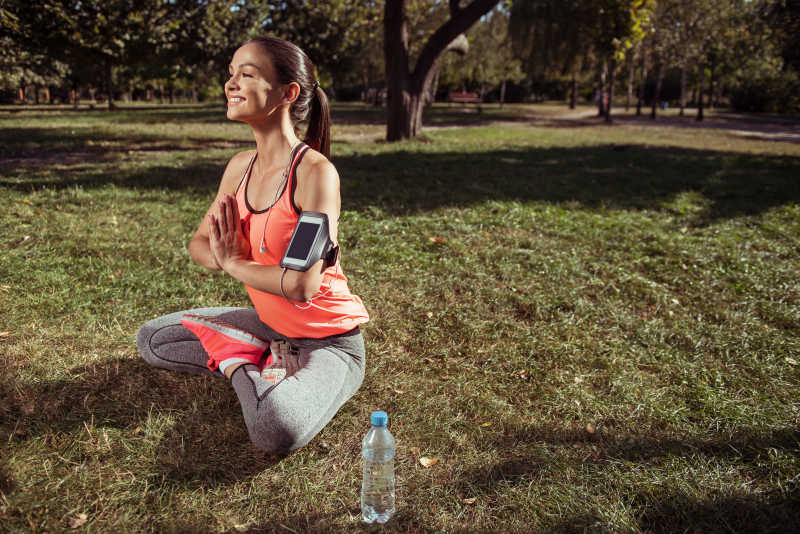 漂亮女孩早上健身后做瑜伽