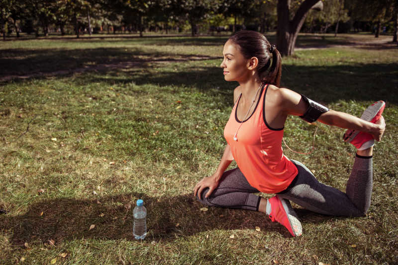 漂亮的女孩在公园