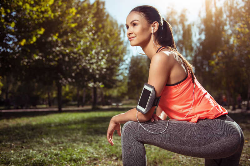 在公园里做运动的漂亮女孩