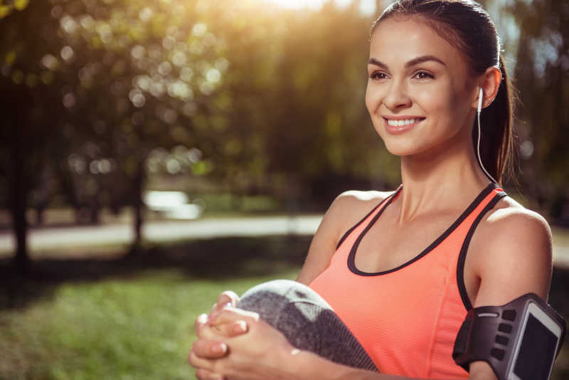 公园里的微笑女孩训练