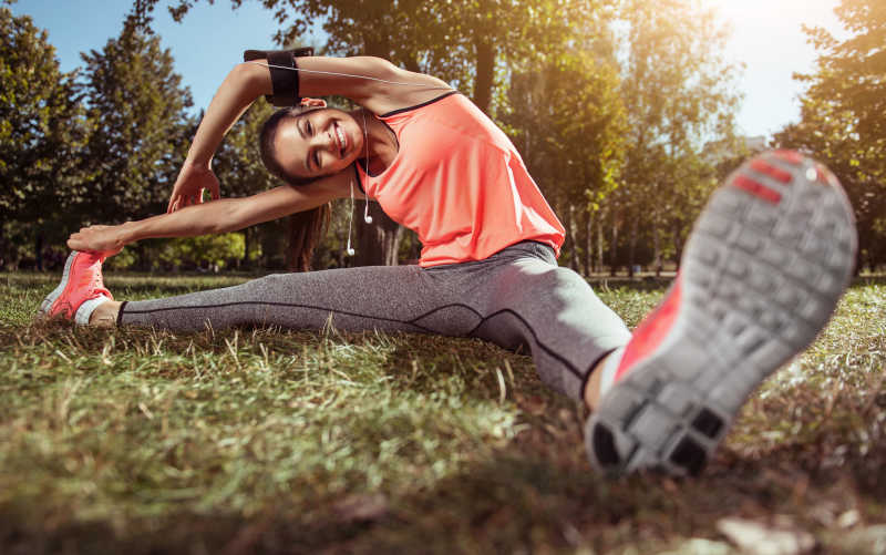 微笑的女孩在早上做运动锻炼
