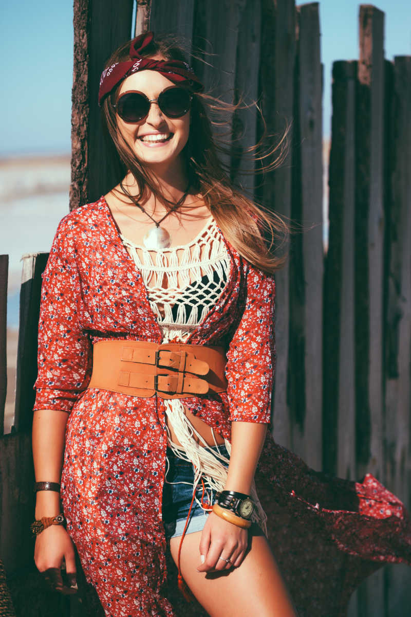 带着笑容性感的美女