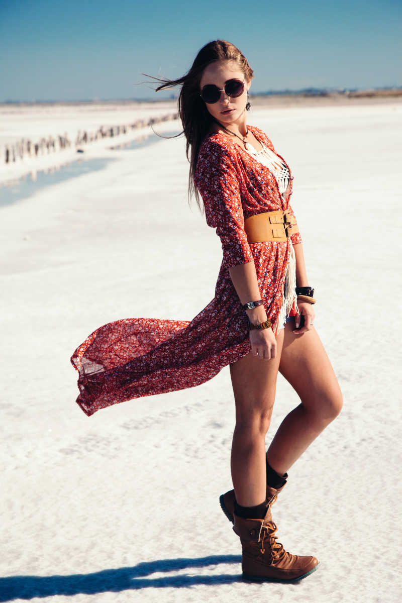 长裙飘飘的美女