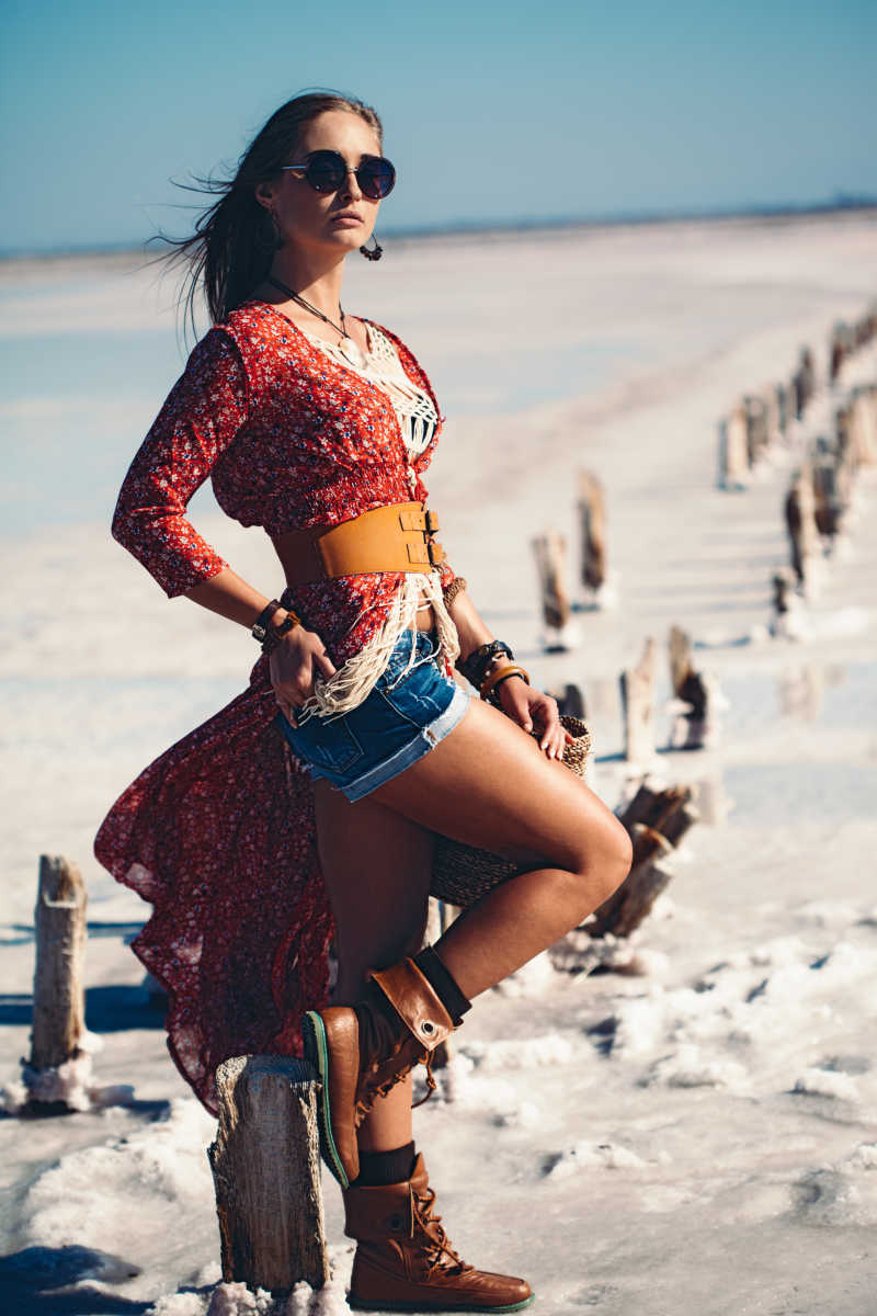 脚踩木质板的美女