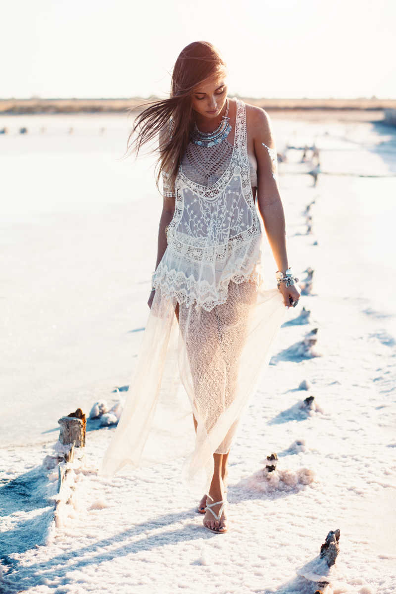 行走在海滩上性感的长裙美女