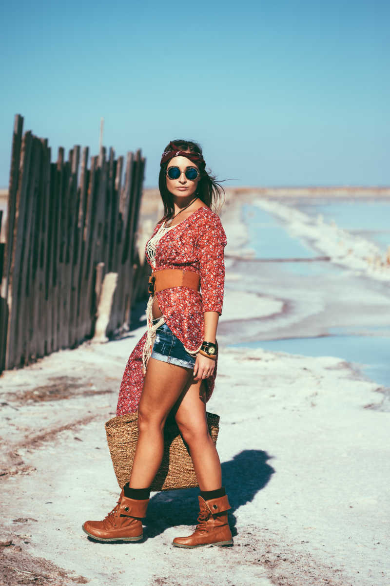 提篮子摆姿势的黑肌肤美女