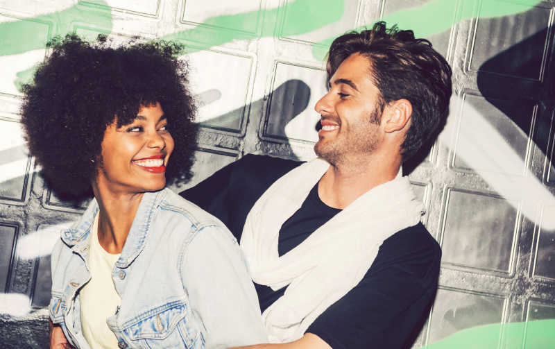 一对不同种族的情侣