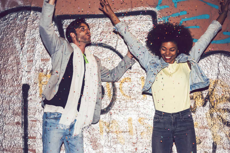 在街头喝彩的异族情侣