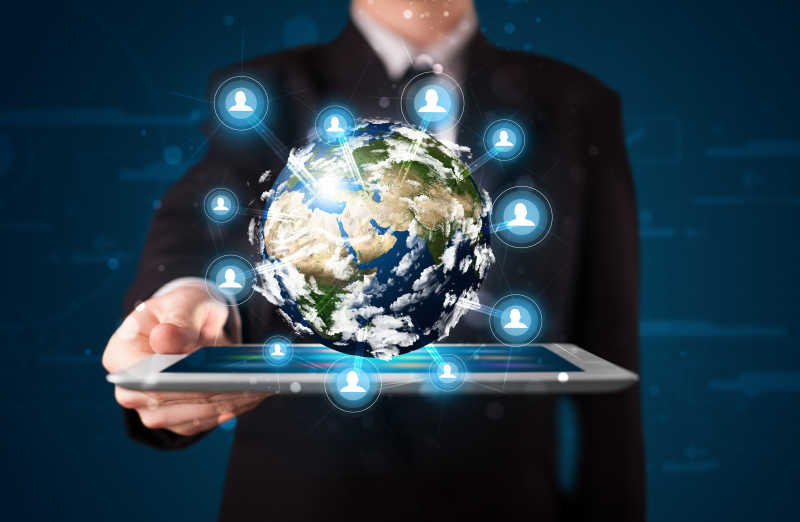 年轻人用平板电脑托起地球