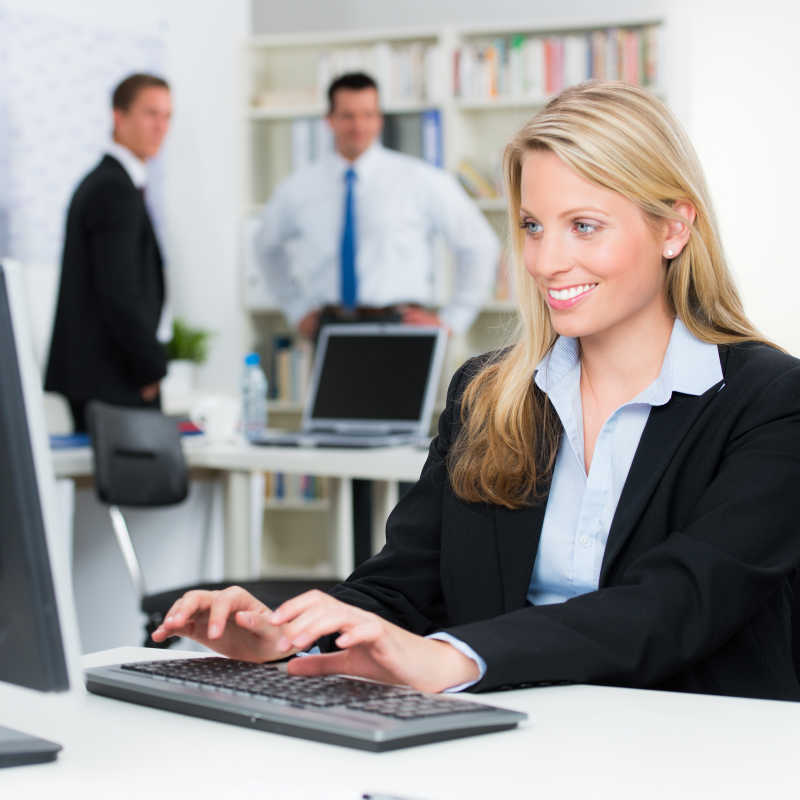 微笑的美女律师在打字