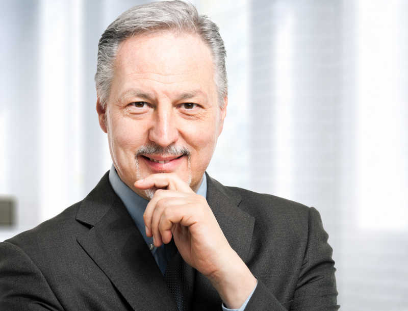 面带微笑的成熟商人