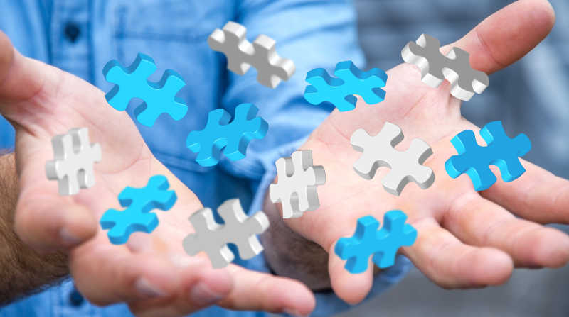 手上有着3D渲染拼图