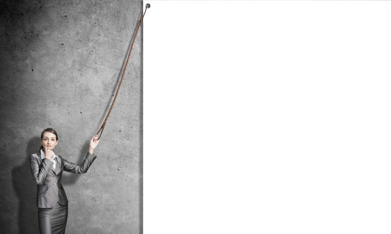 灰色背景下拉着白纸板的女商人