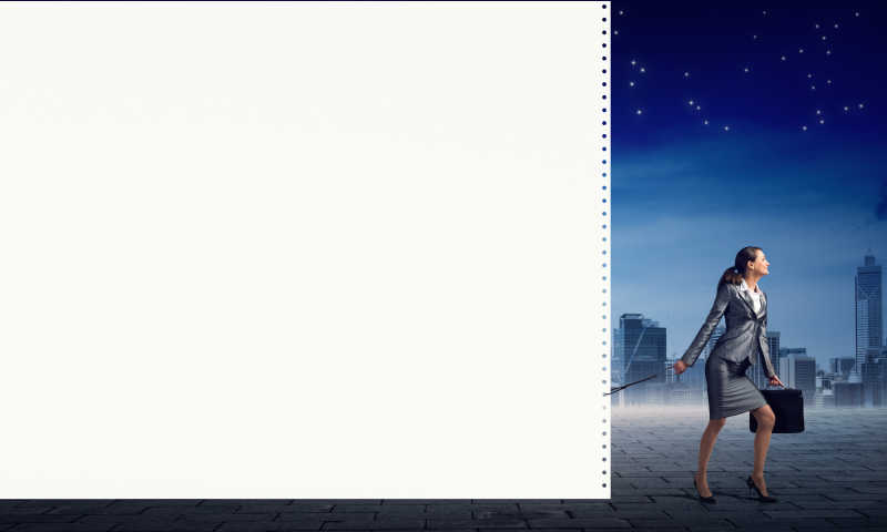 有星星的城市夜空背景下拉着白纸板的女商人