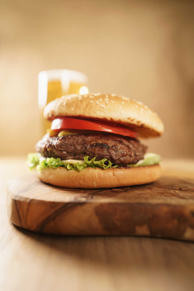 汉堡旁边的啤酒