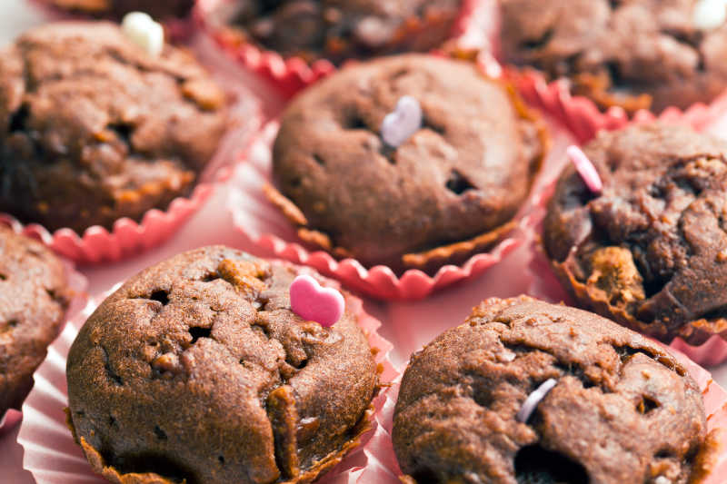 粉红色背景上的巧克力松饼