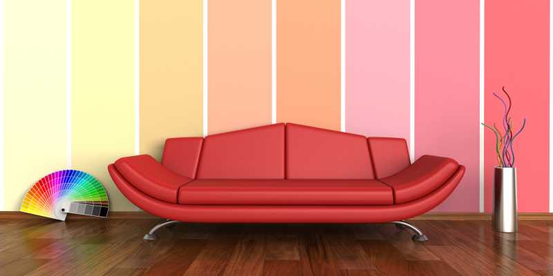 多彩条纹墙壁下的红色沙发