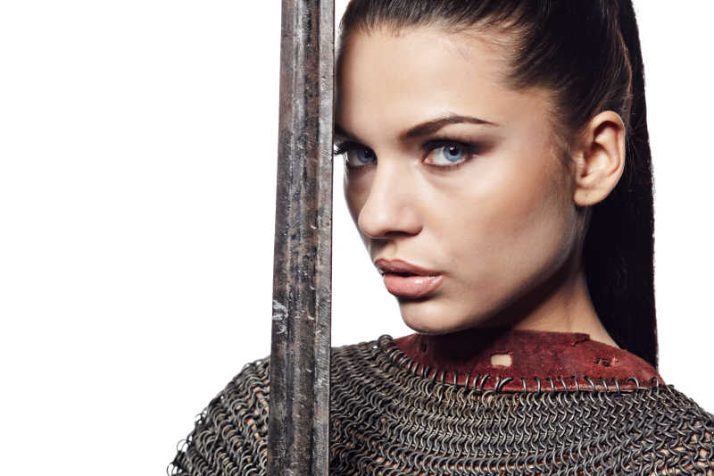 手拿利剑身披轻甲的女人