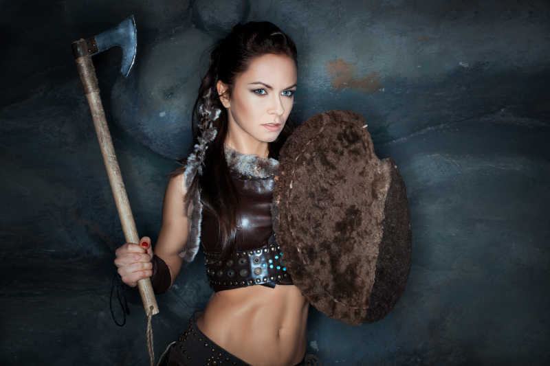 手拿战斧的性感女人