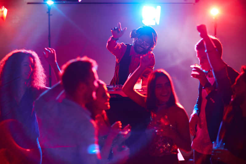 夜间俱乐部里欢呼的男女朋友