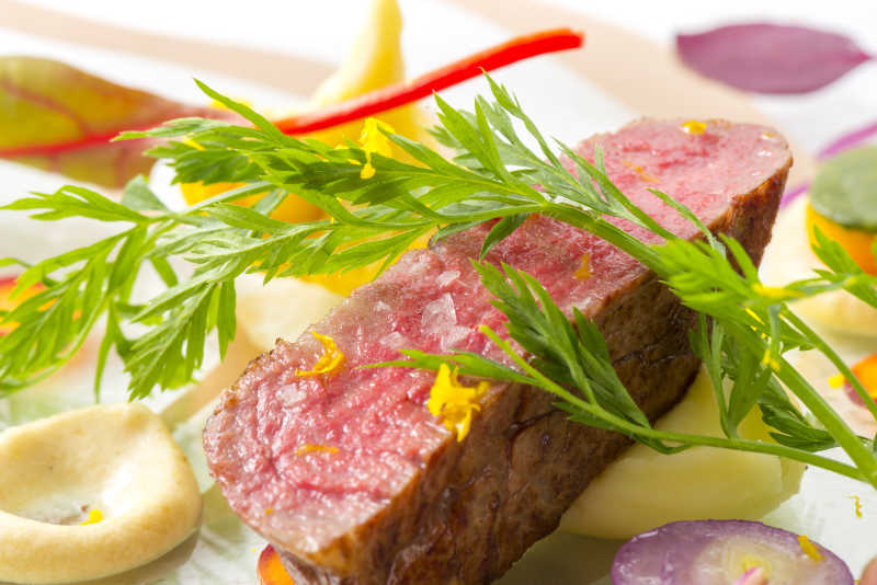 美味的牛排上的香草