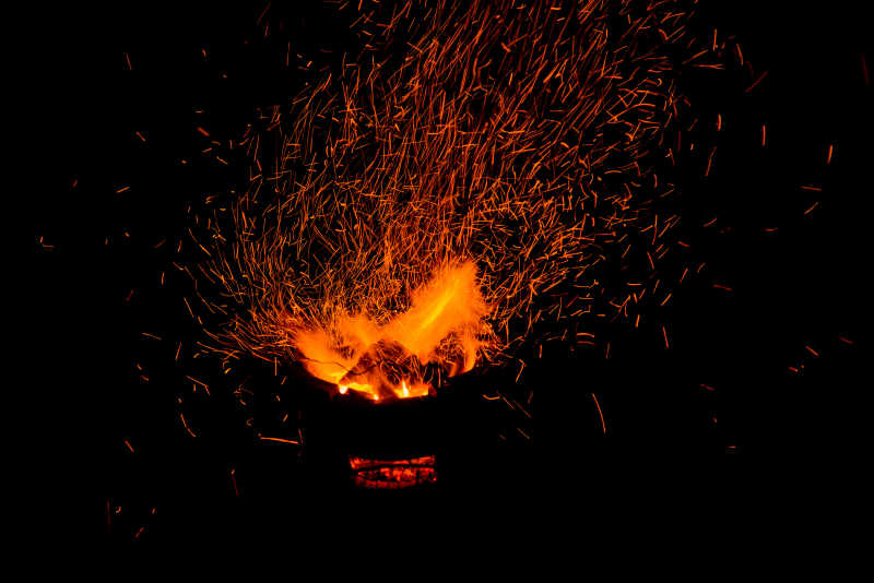 篝火的火花图片 黑色背景下篝火的火花素材 高清图片 摄影照片 寻图免费打包下载