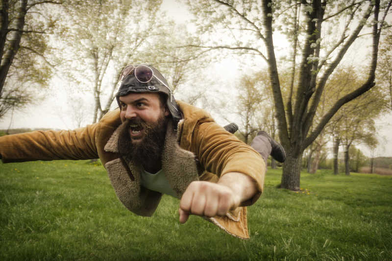 悬浮在半空中的飞行员男人