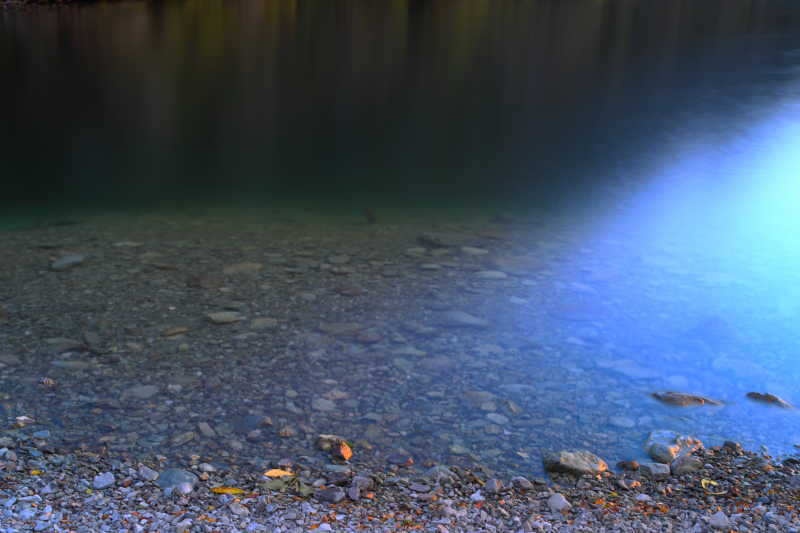 清澈见底的小河