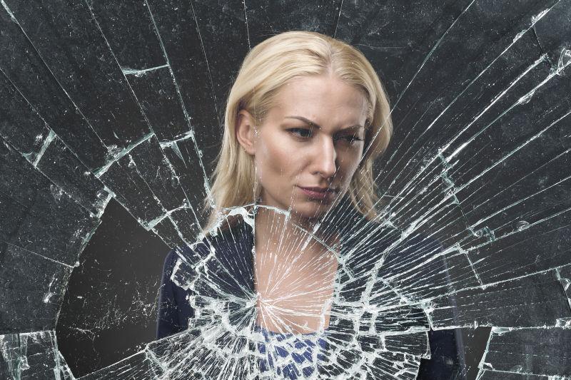 碎玻璃后面的女人