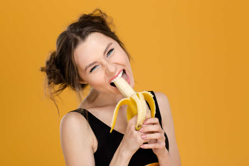 滑稽美女吃香蕉