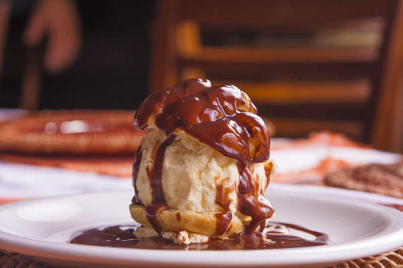 美味的冰激凌巧克力甜点