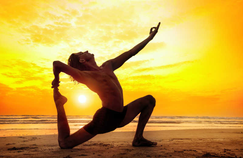 沙滩上练习瑜伽