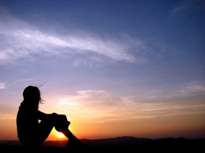 夕阳下练习瑜伽的女子