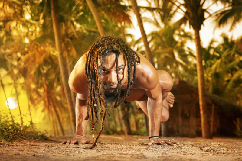 日落下练习瑜伽的男子