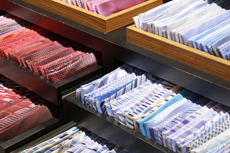 商店里包装好的领带