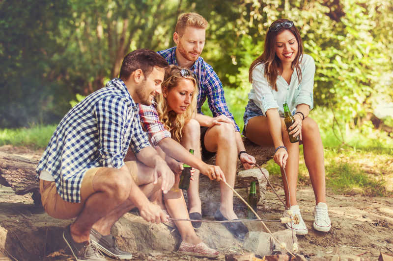 在野外烧烤的四个年轻人