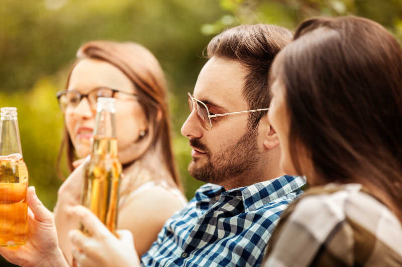 朋友们在户外喝酒