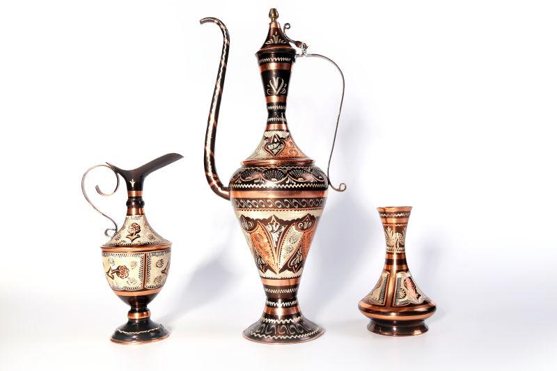 白色背景中古典装饰铜壶