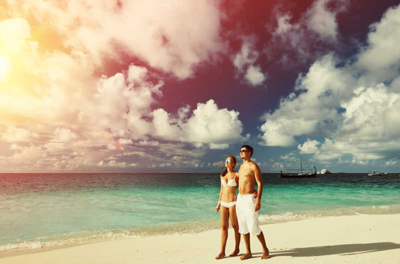 马尔代夫热带海滩上的夫妇