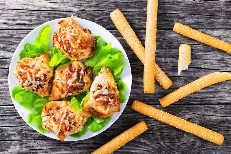 盘子里美味的鸡胸肉和面包棒