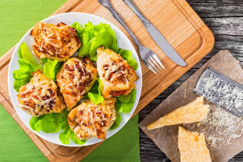 白色盘子中的鸡胸肉美食