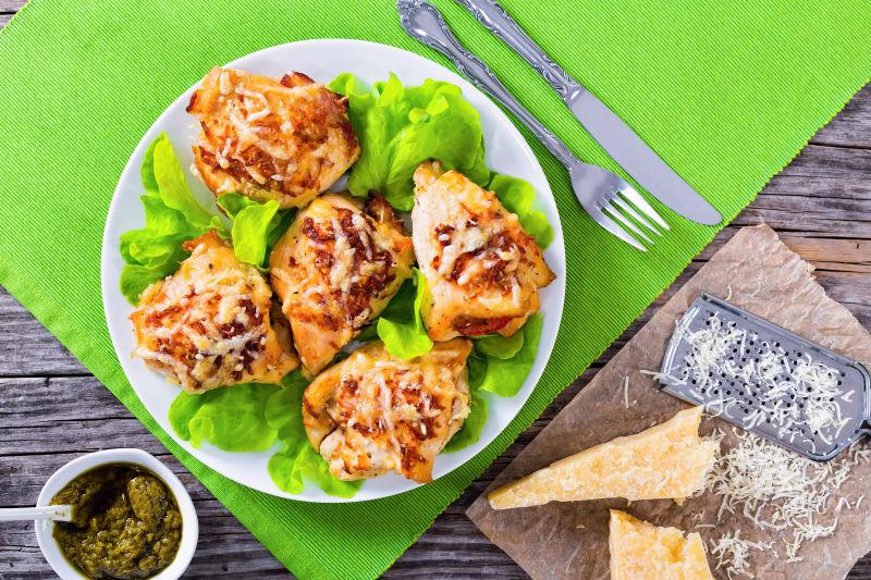 盘子中的生菜和鸡胸肉