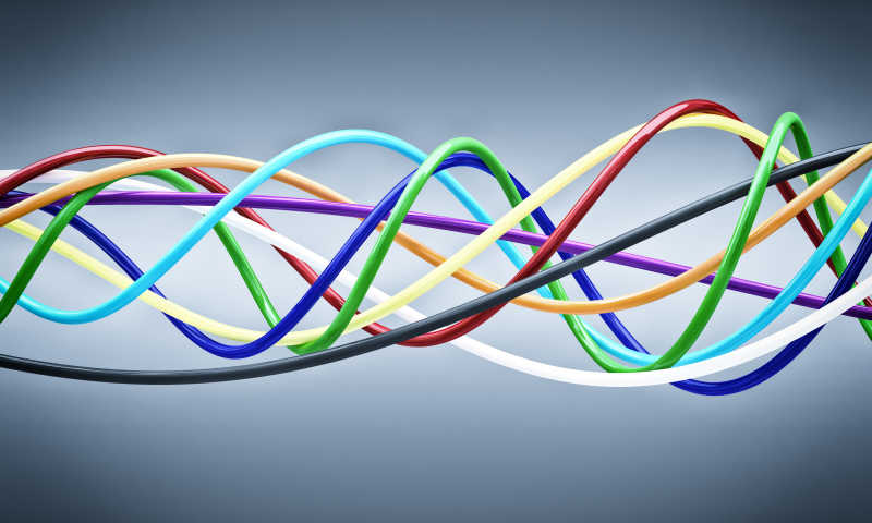 交缠在一起的彩色电缆