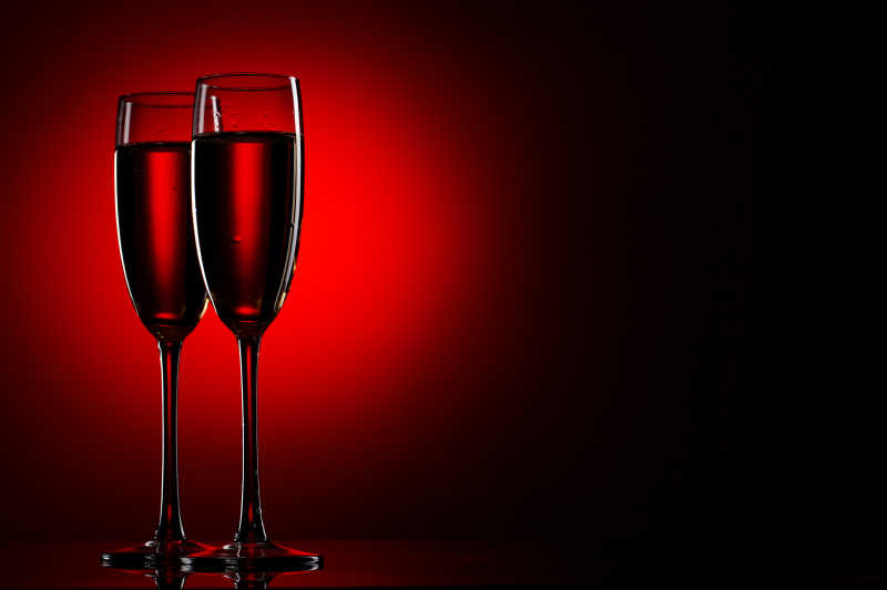 红色背景中的香槟酒