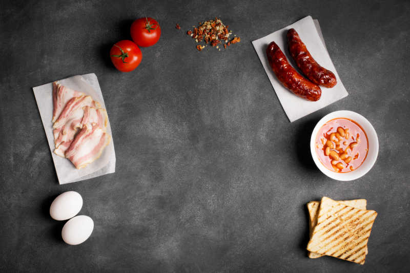 黑色桌子上的英式早餐搭配