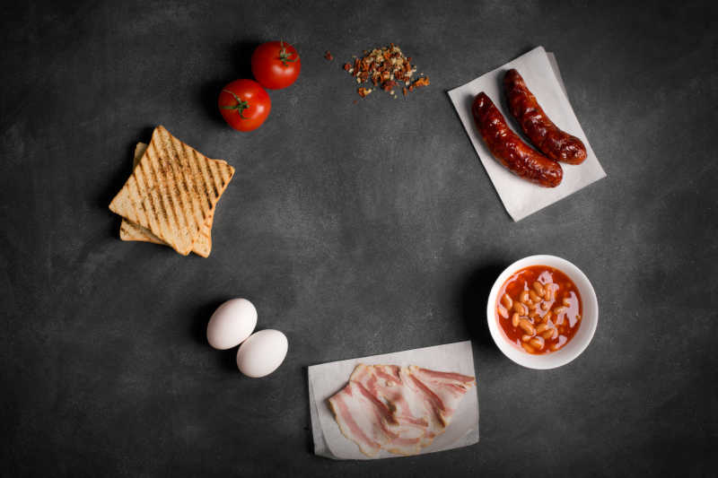 黑色背景上的英式早餐的配料