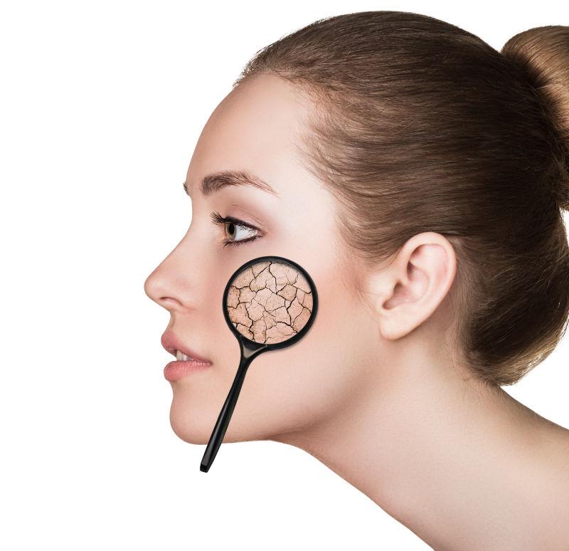 白色背景上皮肤干燥的金发美女