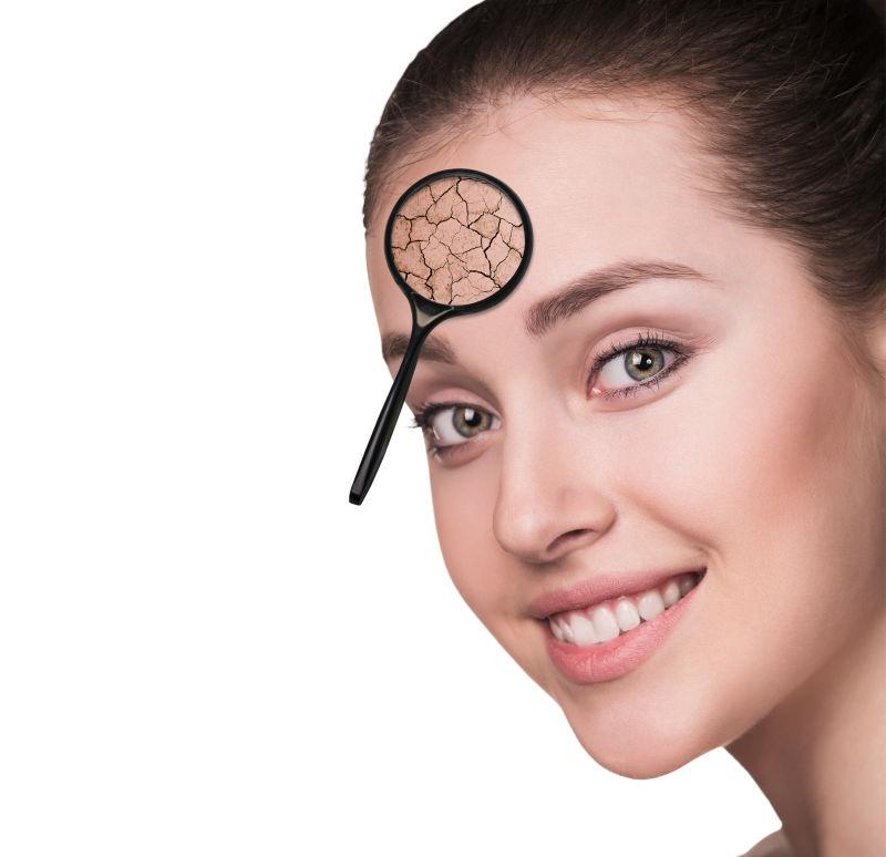 额头皮肤干燥的年轻女性