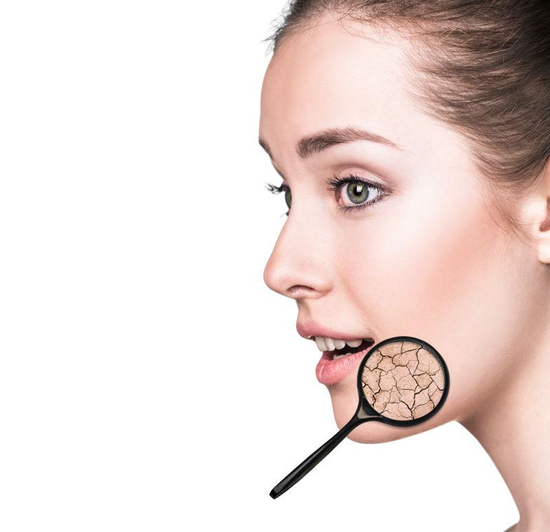 嘴角皮肤干燥的年轻女人